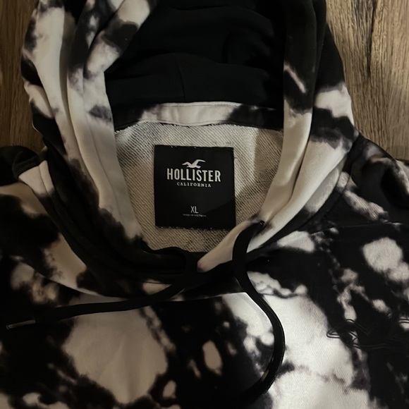 Matching Hollister set in a size, XL (hoodie and shirt) large (shorts) - Picture 2 of 9